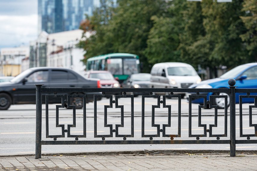 Екатеринбург избавят от 73 км ненужных пешеходных ограждений