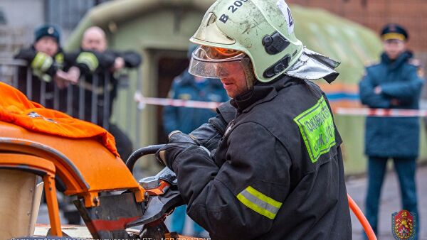  Сотрудник из команды пожарно-спасательного центра Москвы