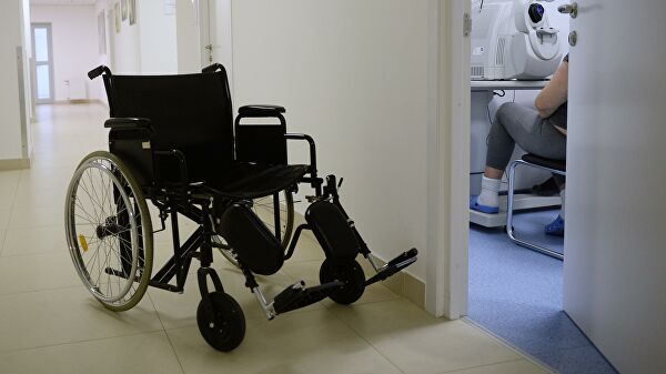 Инвалидная коляска в коридоре