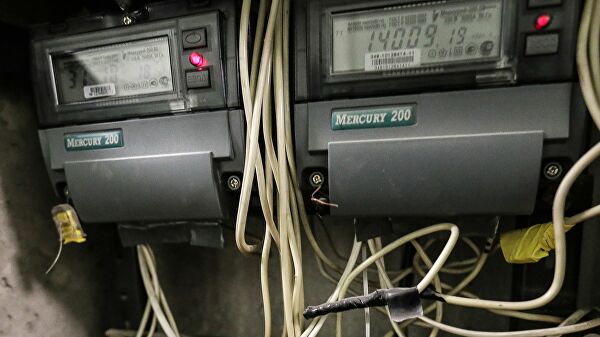 Электронный многотарифный электросчетчик Меркурий 200 в электрическом шкафу многоквартирного дома в Москве