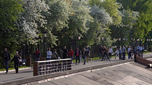 Люди гуляют по набережной Енисея в Дивногорске Красноярского края