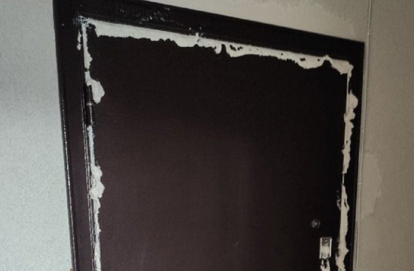 На Ямале житель многоэтажки замуровал дверь шумного соседа монтажной пеной
