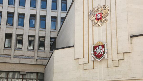 Государственный герб России установили на здании парламента Крыма Государственный герб России установили на здании парламента Крыма