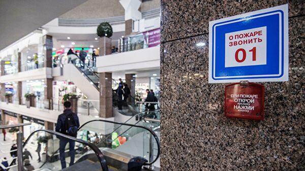 Кнопка пожарной тревоги в торгово-развлекательном центре Серебряный дом в Москве