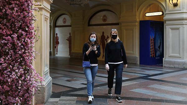 Посетители в защитных масках в ГУМе