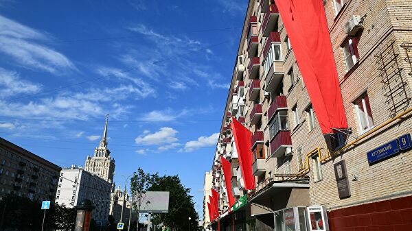 Флаги на стене жилого дома на Кутузовском проспекте в Москве