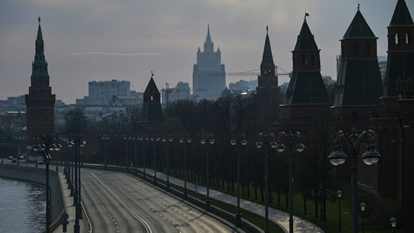 Вид на опустевшую Кремлевскую набережную с Большого Москворецкого моста в Москве