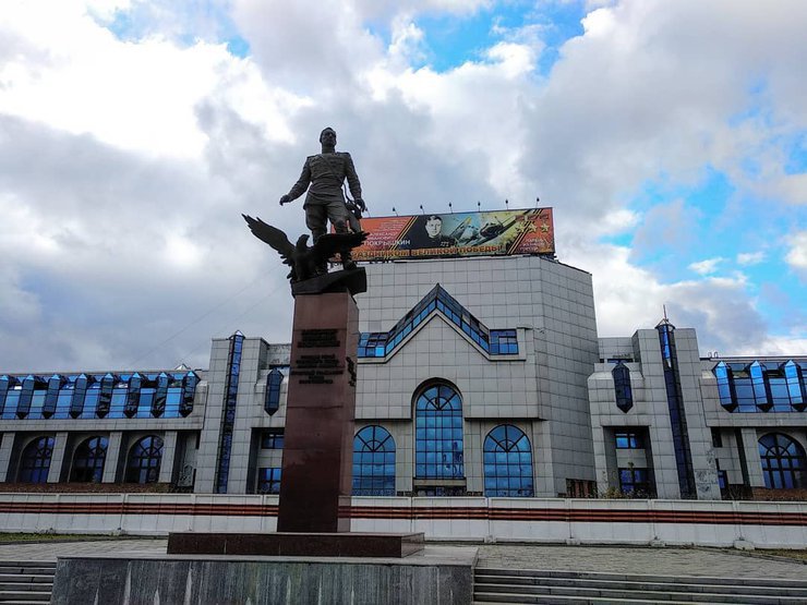 В Новосибирске из-за реконструкции площади Маркса перенесут памятник Покрышкину