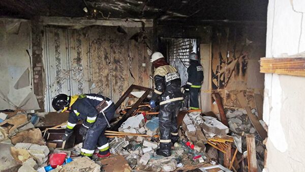 Сотрудники МЧС РФ работают на месте взрыва бытового газа в жилом доме в поселке городского типа Кинкур в Кировской области