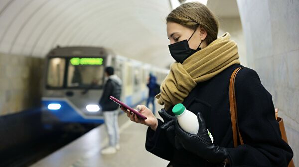 Человек в медицинской маске на одной из станций Московского метрополитена