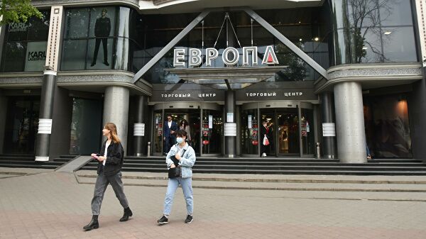 Прохожие у торгового центра Европа в Одессе