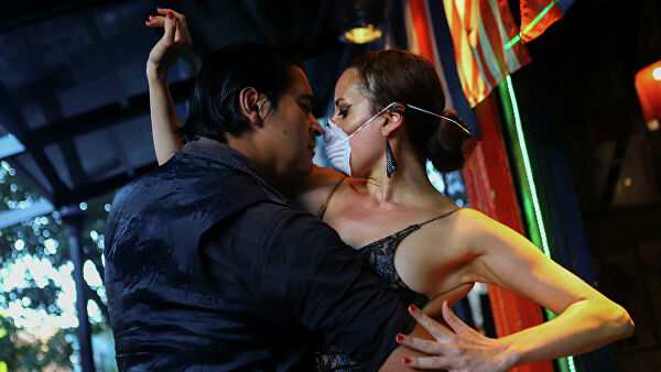 Пара танцует танго в почти пустом ресторане в Буэнос-Айресе
